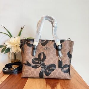 NWT Coach Mollie‎ Tote Bag 25 In Signature Canvas With Bow Print